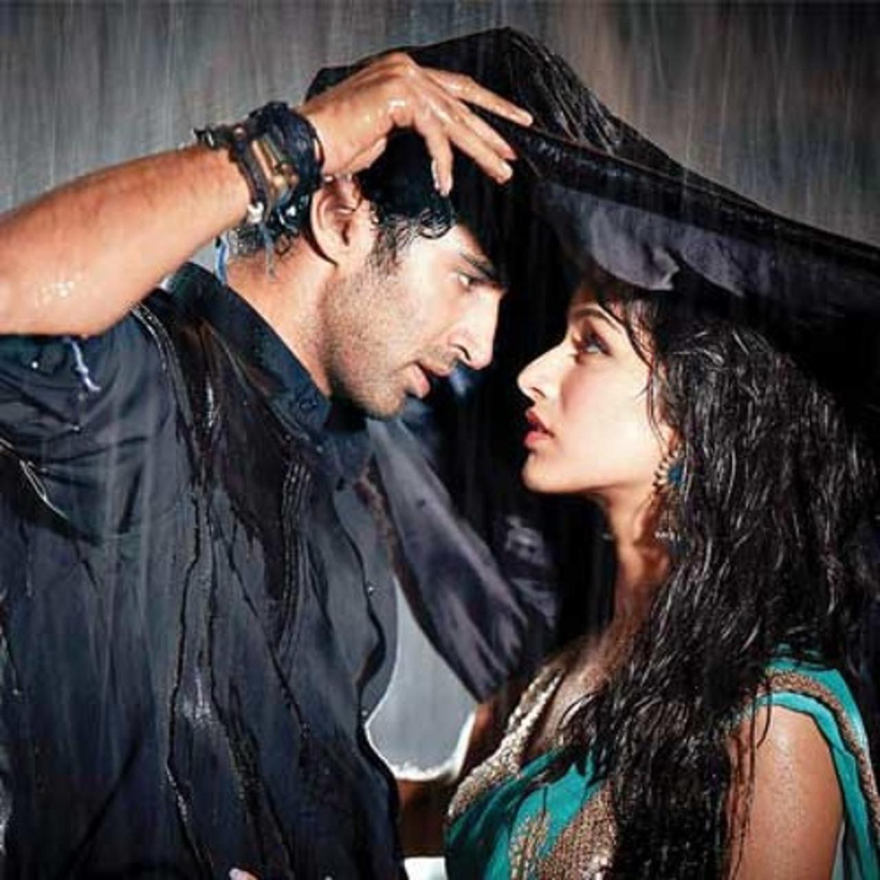 Tum Hi Ho – Aashiqui 2
Tum Hi Ho from Aashiqui 2 is a perfect tribute to love. In addition to the soulful lyrics and soothing music, Tum Hi Ho is a rain-soaked song that has left a lasting impression and continues to remain a standout among others. The song became an anthem of love and pain.